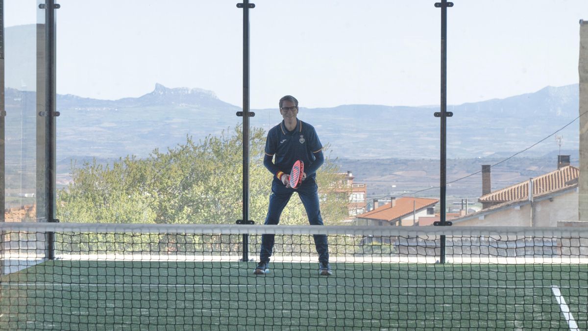 Gonzalo Capellán juega en la pista de pádel de Sotés