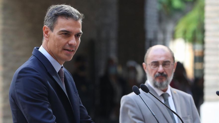 ZARAGOZA, 16/09/2021.- El presidente del Gobierno, Pedro Sánchez (d), y el jefe del Ejecutivo aragonés, Javier Lambán (d), pronuncian una declaración institucional tras la reunión que han mantenido este jueves en Zaragoza para analizar la candidatura de los Juegos Olímpicos de Invierno de 2030. EFE/Javier Cebollada