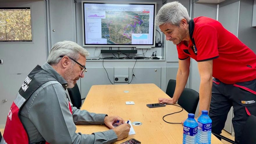 Azcón apuesta por "multiplicar" los medios contra el fuego en Aragón tras los devastadores incendios de este verano