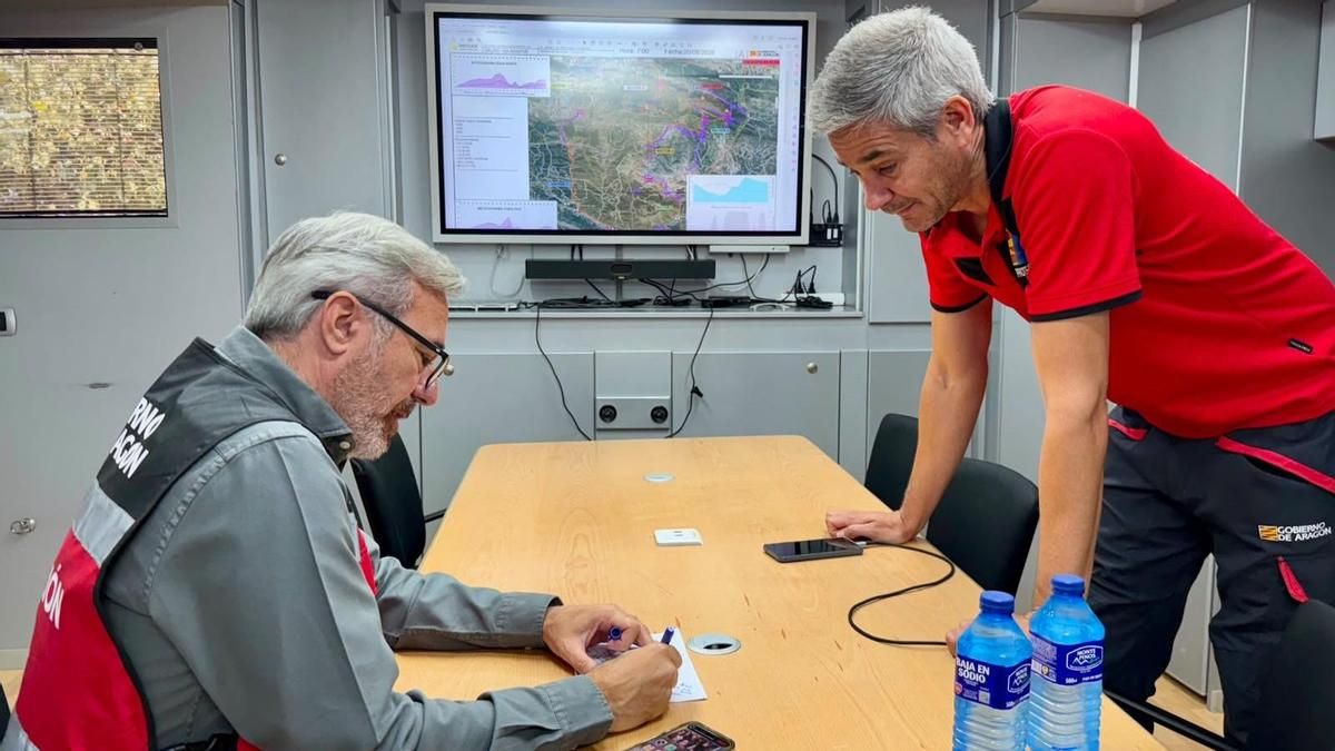 Azcón apuesta por "multiplicar" los medios contra el fuego en Aragón tras los devastadores incendios de este verano