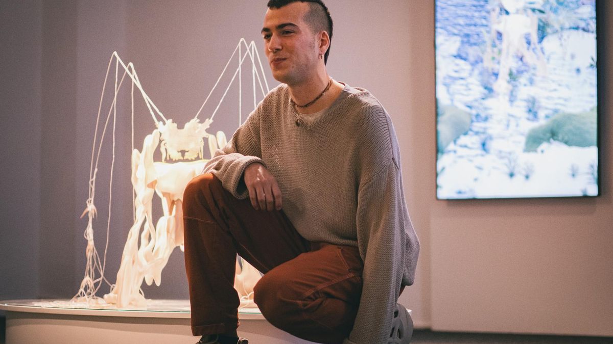 El artista riojano Pedro Bella en la exposición de su proyecto 'Sintopías'