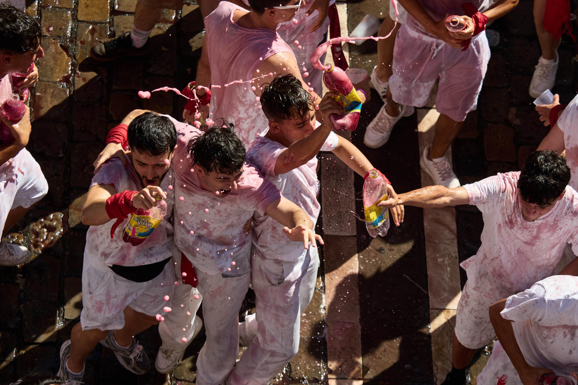 Decenas de personas disfrutan del ambiente festivo en la Plaza del Ayuntamiento durante las fiestas de San Fermín