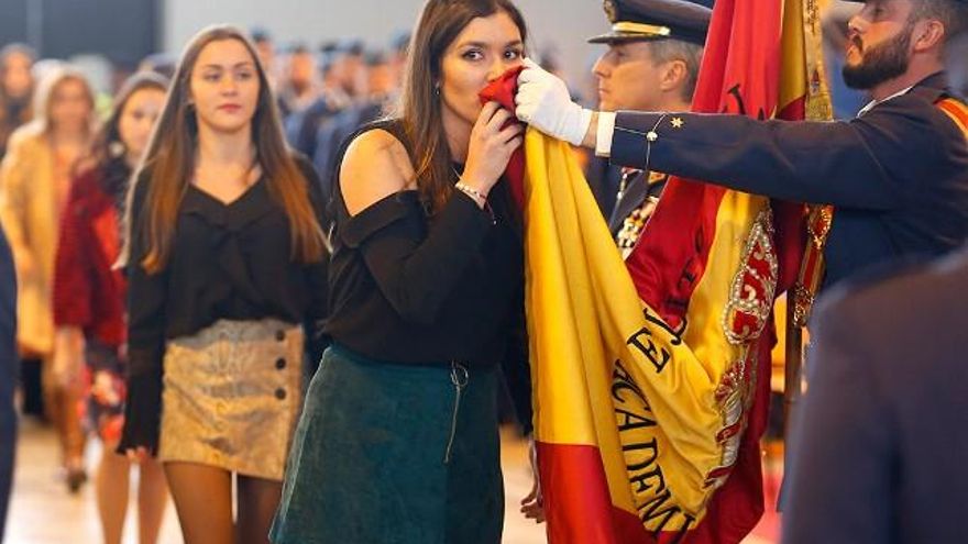Una civil jurando la bandera durante la patrona del Ejército del Aire. Foto: Carlos S. Campillo / ICAL.