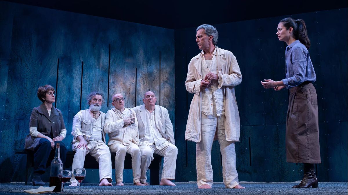 Los actores y actrices de la obra de Juan Mayorga 'El jardín quemado' que se representa en el Teatro de la Abadía