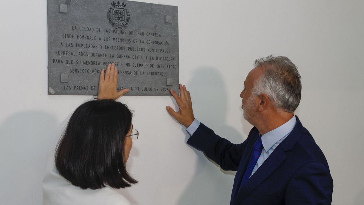 En la imagen, Torres y Darias descubren una placa conmemorativa.