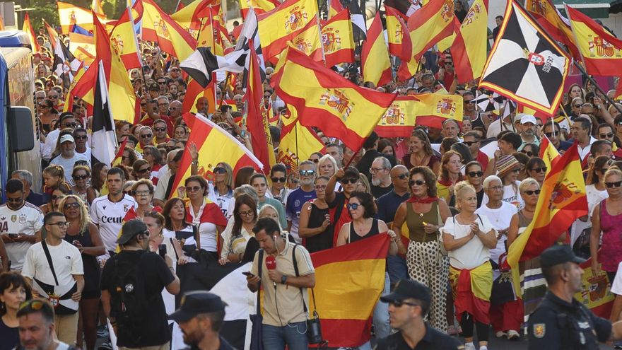 Cientos de personas se congregan en una de las zonas céntricas de la ciudad de Ceuta.
