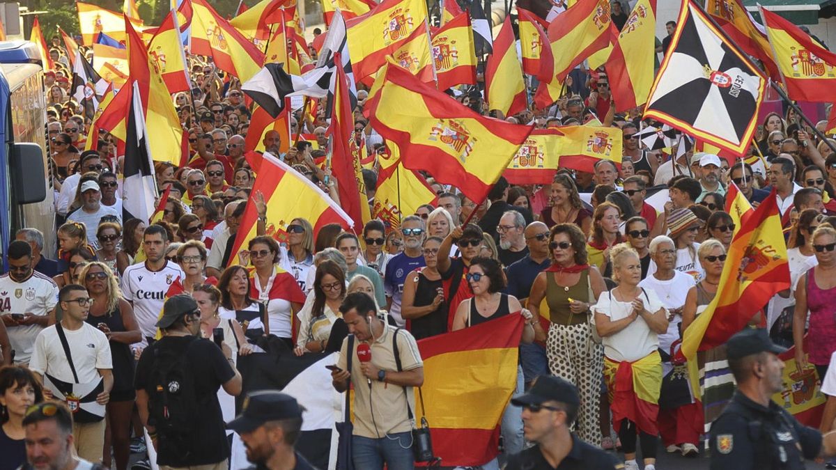 Cientos de ceutíes protestan contra la crisis migratoria y exigen la dimisión del delegado del Gobierno