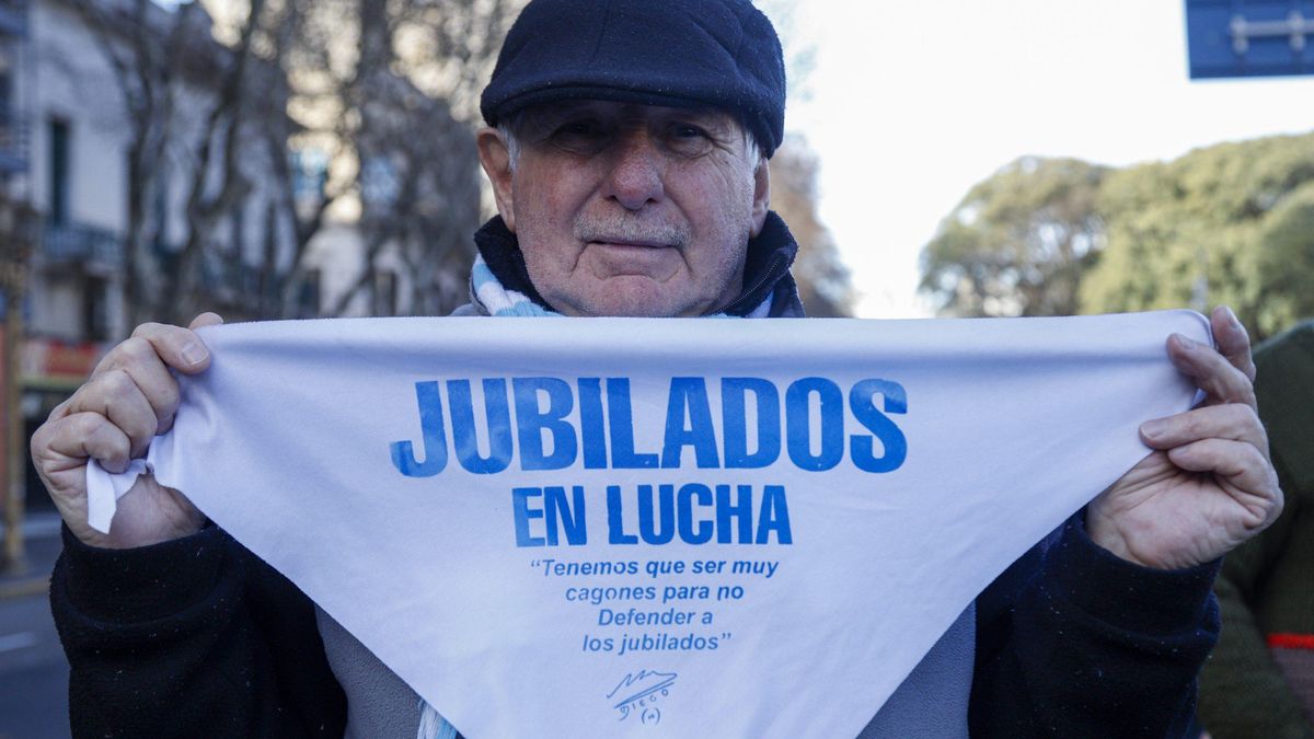 Una postal de la última marcha de los jubilados frente al Congreso, la semana pasada. Este miércoles volverán a la calle, ahora con el veto de Milei ya confirmado.