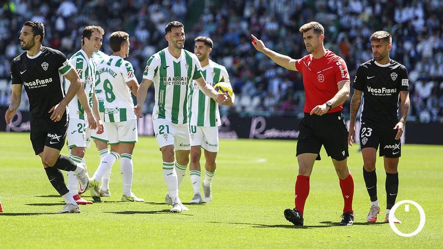El árbitro del Córdoba CF - Elche CF recoge en el acta que recibió el impacto de "una bola de papel" al finalizar el partido