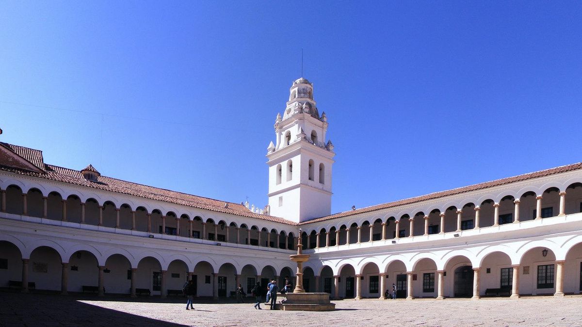 Claustro principal de la Universidad de Sucre.