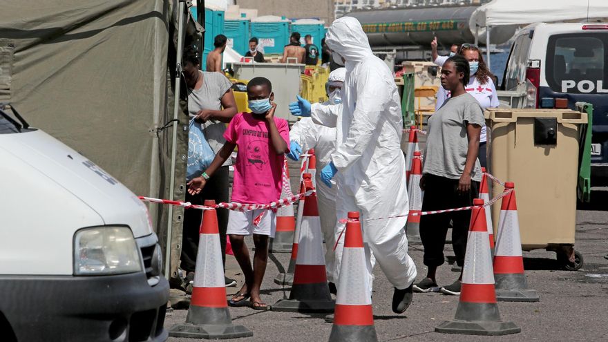 Migrantes en el muelle de Arguineguín, entre ellos niños pequeños. (ALEJANDRO RAMOS)