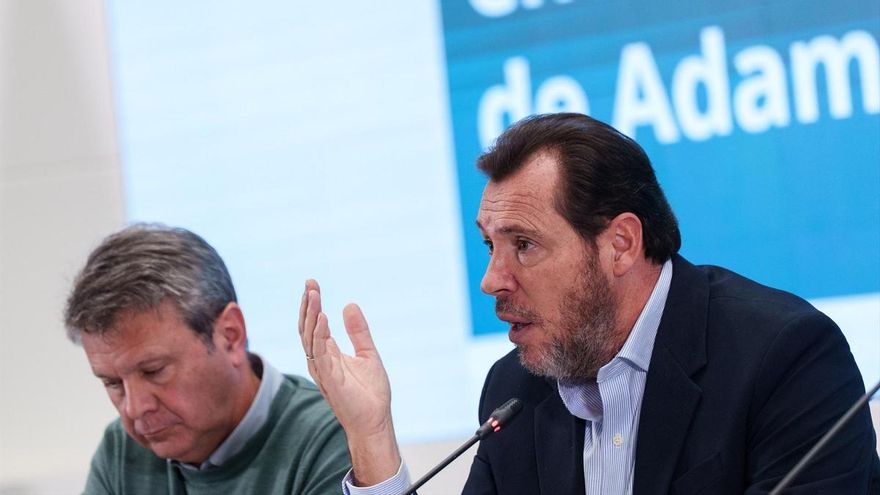 El ministro de Transportes y Movilidad Sostenible, Óscar Puente (d), acompañado del secretario de Estado de Transportes y Movilidad Sostenible, José Antonio Santano Clavero, atiende a los medios en una rueda de prensa el 23 de enero.