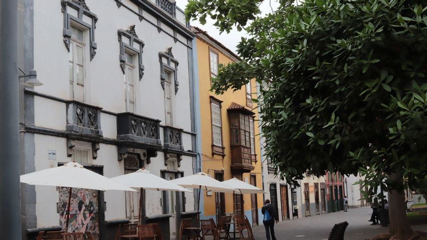 Vista de una calle con terrazas en La Laguna