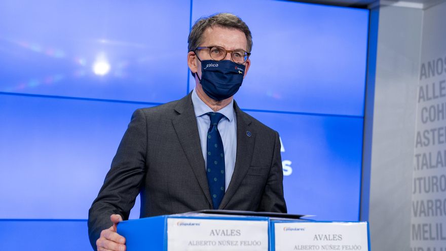 El presidente de la Xunta de Galicia, Alberto Núñez Feijóo, posa en la entrega de los avales necesarios para formalizar su candidatura en la sede nacional del PP, en la calle Génova, a 9 de marzo de 2022, en Madrid (España). Feijoo formaliza su candidatur