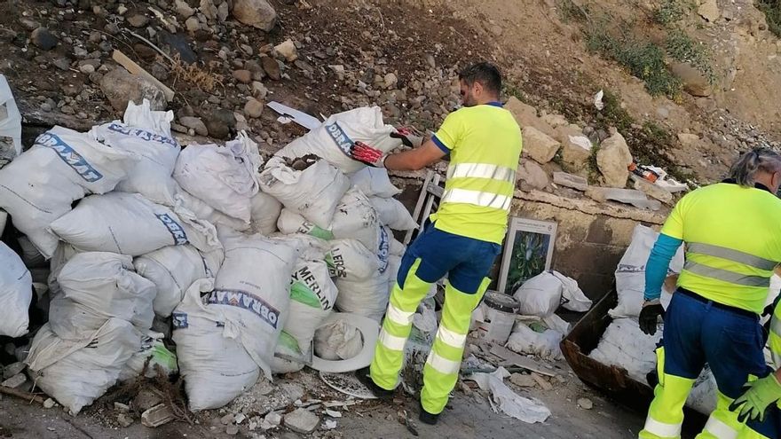 Operarios del Servicio Municipal de Limpieza retiran escombros en el barrio de San Nicolás, en Las Palmas de Gran Canaria.