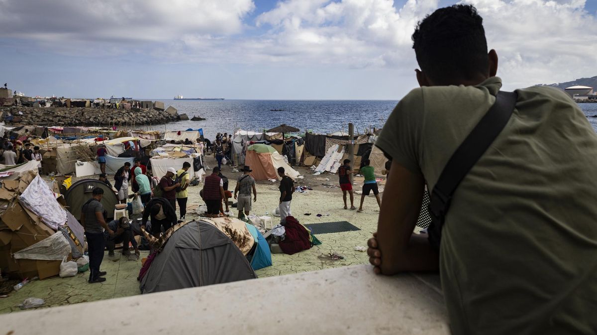 Los migrantes que se quedaron fuera del campamento del puerto de Ceuta: La playa no parece más vacía