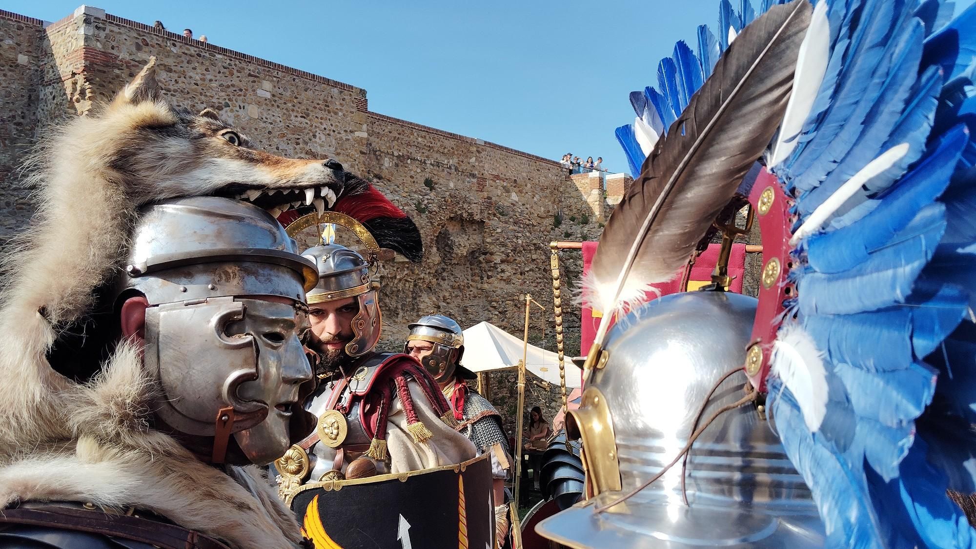 Recreacionistas de Legionarios Romanos en el Natalicio del Águila 2025 frente a la muralla tardorromana de Castra Legio (León).