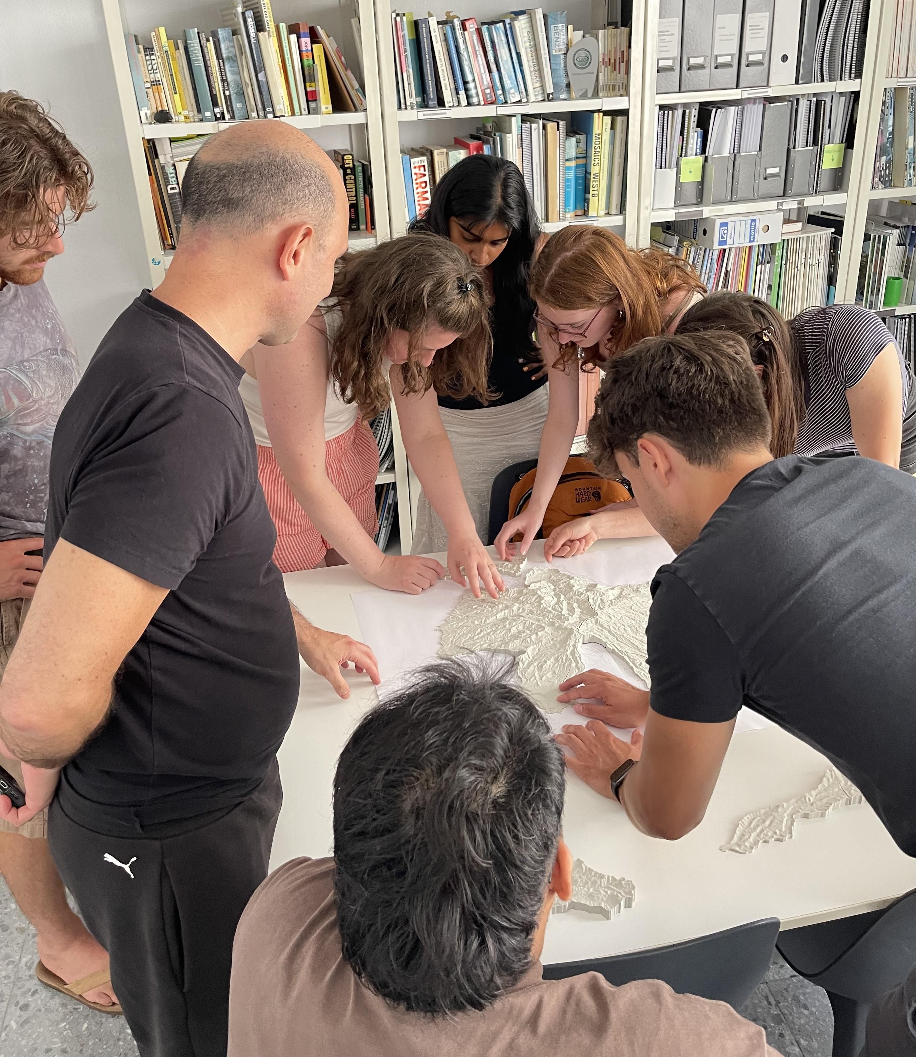 Estudiantes de arquitectura y paisajismo de la de la Universidad de Oregón, tres de la Universidad de Washington, ocho de ellos paisajistas y cinco arquitectos, y dos estudiantes canarios de la Universidad de Las Palmas de Gran Canaria (ULPGC), investigan en Gran Canaria la función que sus barrancos pueden desempeñar en la mitigación y adaptación al cambio climático.