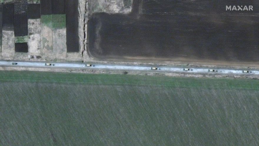 Una imagen de satélite muestra un largo convoy militar, de unos ocho kilómetros de extensión, cerca de la ciudad de Velykyi Burluk.