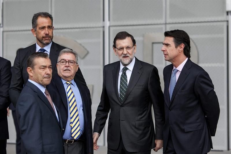 El jefe del Ejecutivo, Mariano Rajoy (2-d), acompañado por el ministro de Industria, Energía y Turismo, José Manuel Soria (d), conversa con el presidente canario, Paulino Rivero (i), y el presidente del Cabildo de Gran Canaria, José Miguel Bravo de Laguna (2-i), durante la inauguración del Gran Canaria Arena, el único nuevo pabellón construido para acoger este verano la Copa del Mundo de Baloncesto. EFE/Ángel Medina G.
