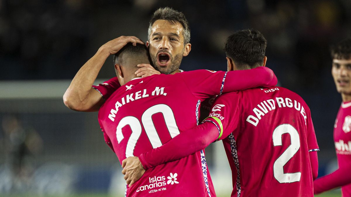 Aitor Sanz, Maikel Mesa y David Rodríguez celebran el 3-1 al Albacete