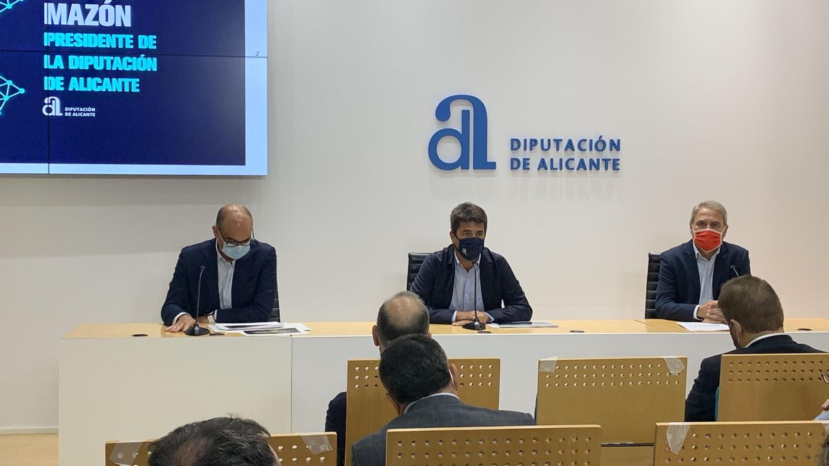 El presidente de la Diputación de Alicante, Carlos Mazón, junto a los rectores de la Universidad de Alicante y la Miguel Hernández de Elche.