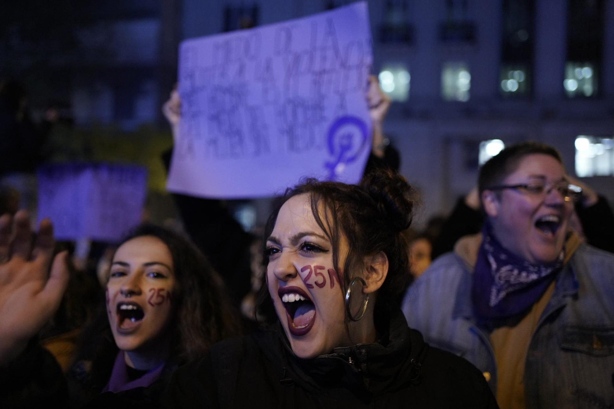 Una de las manifestantes gritando proclamas durante la marcha feminista de Madrid contra la violencia machista