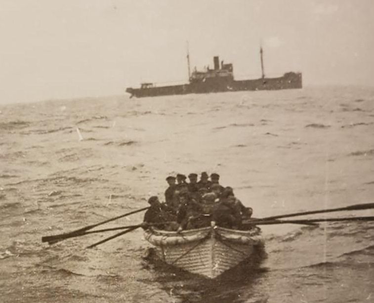 Los tripulantes del Andra, en un bote tras el hundimiento