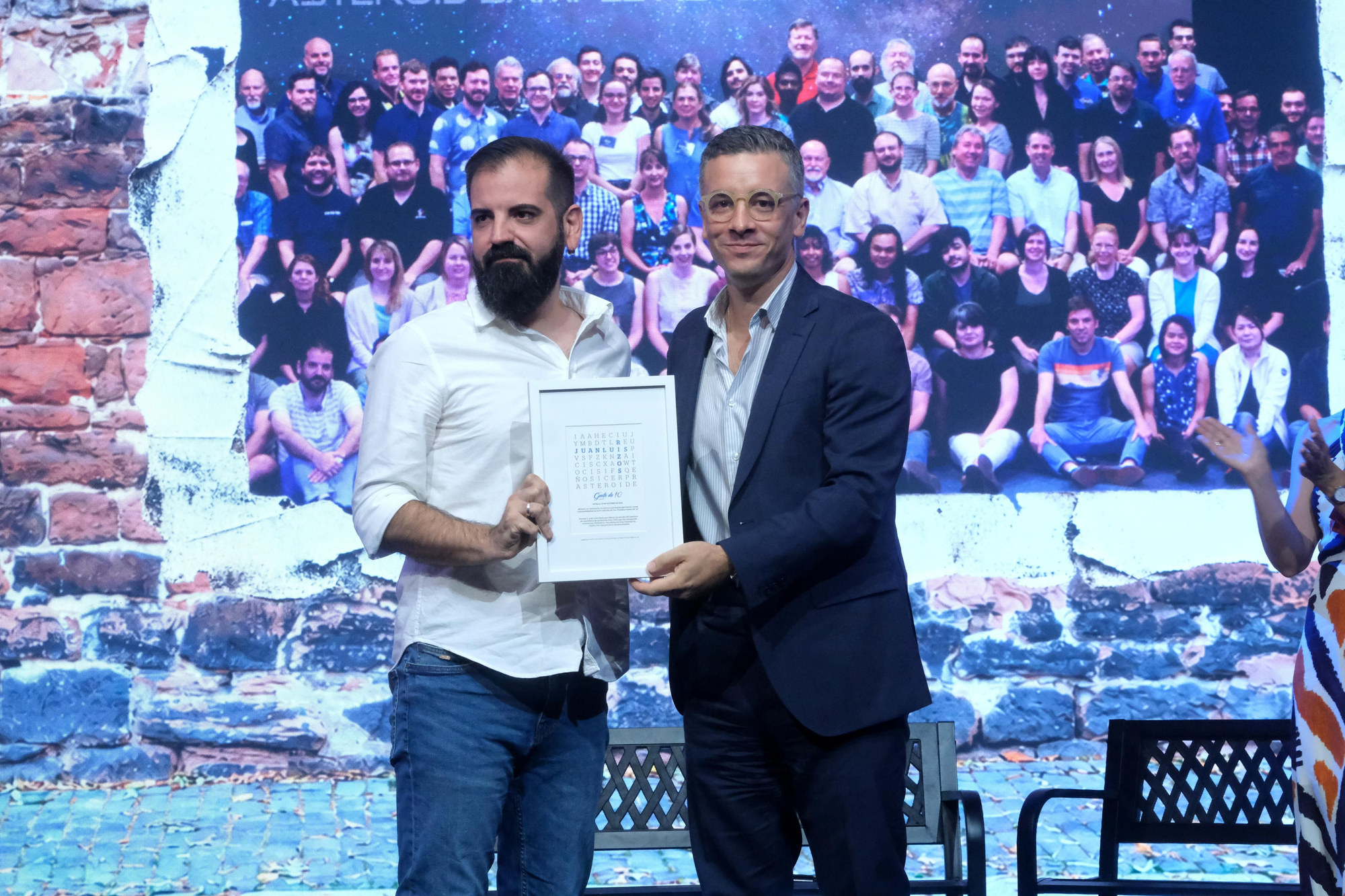Juan Luis Rizos recibe el premio de la mano de Rodrigo Rodríguez Hans.