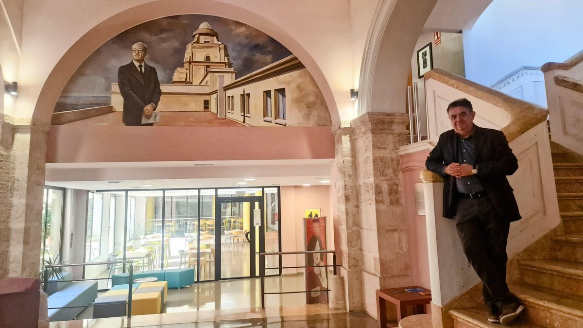 Martí Domínguez, retratado ante el mural del Colegio Mayor Rector Peset.