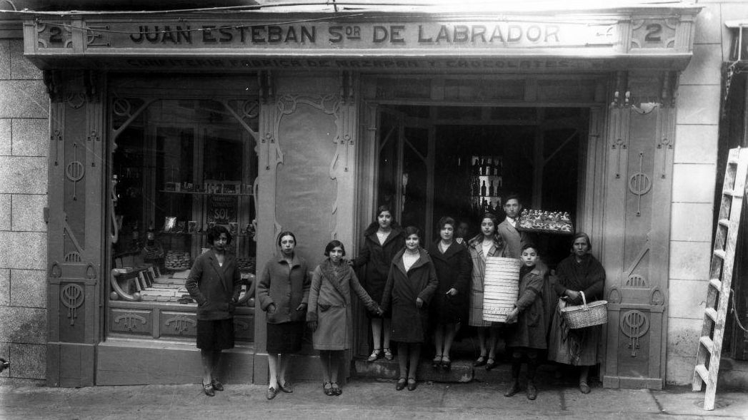 Empleados y empleadas de la famosa tienda de mazapanes Juan Esteban Labrador (Toledo). 1915.