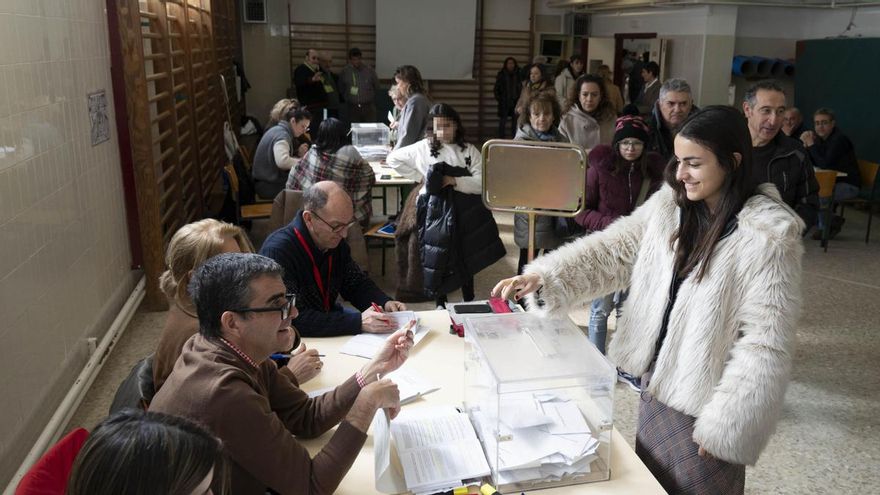 Varios votantes ejercen su derecho al voto en el colegio La Fuenfresca de Teruel durante las elecciones regionales aragonesas este domingo.