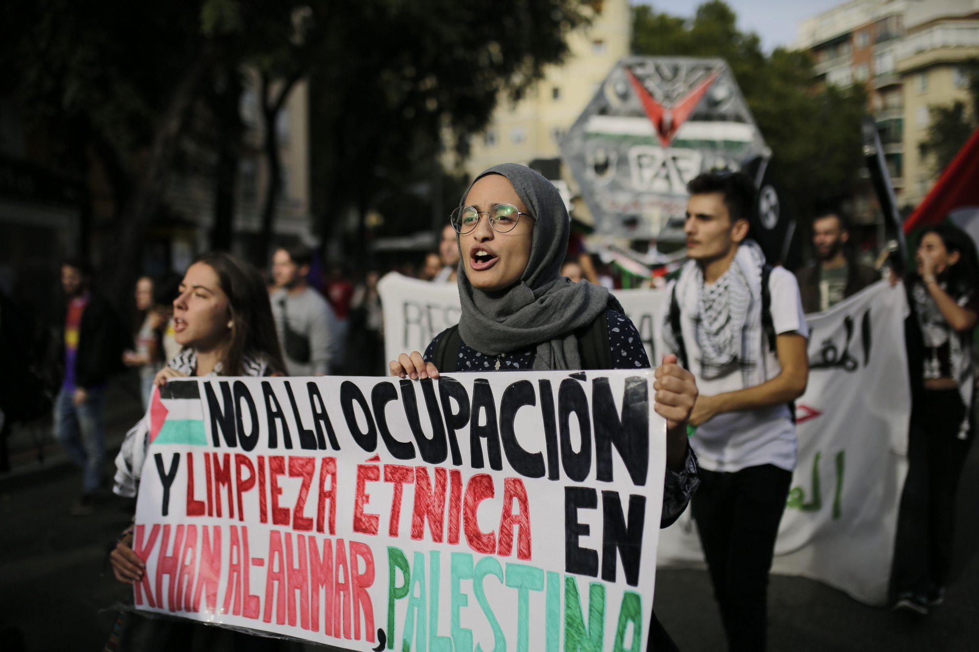 Pancarta de "No a la ocupación" en la marcha de Madrid. OLMO CALVO