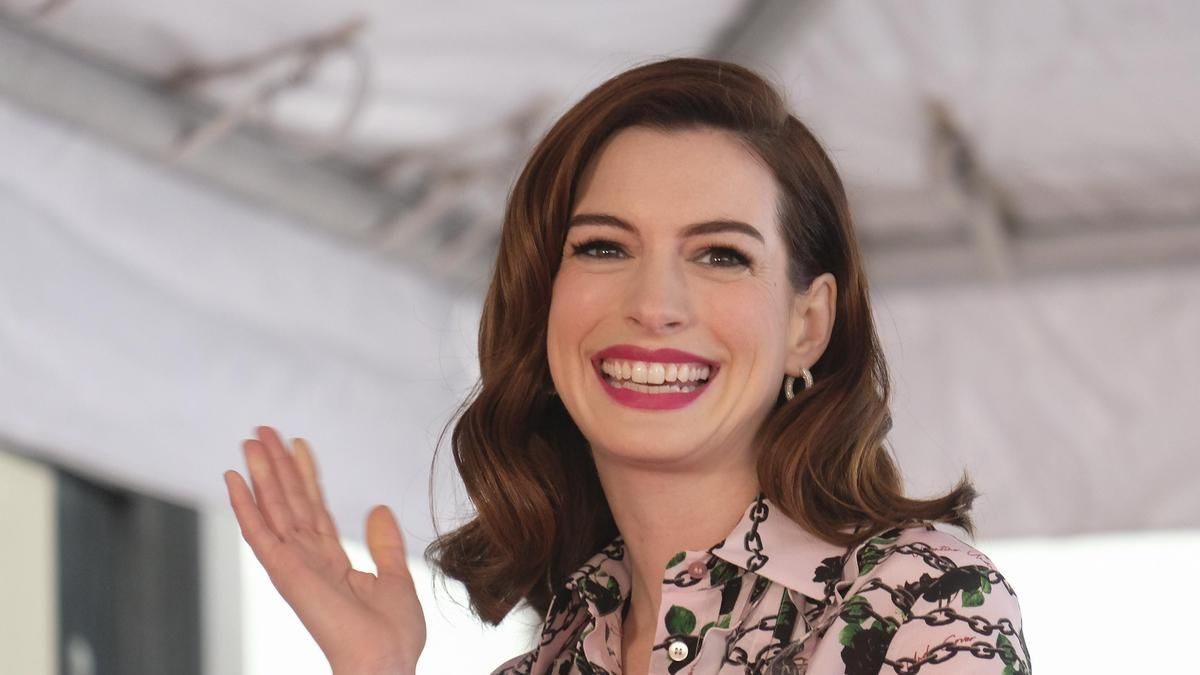 La actriz Anne Hathaway recibe su estrella en el Paseo de la Fama de Hollywood.