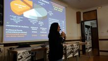 Una profesora asociada durante una asamblea para la huelga