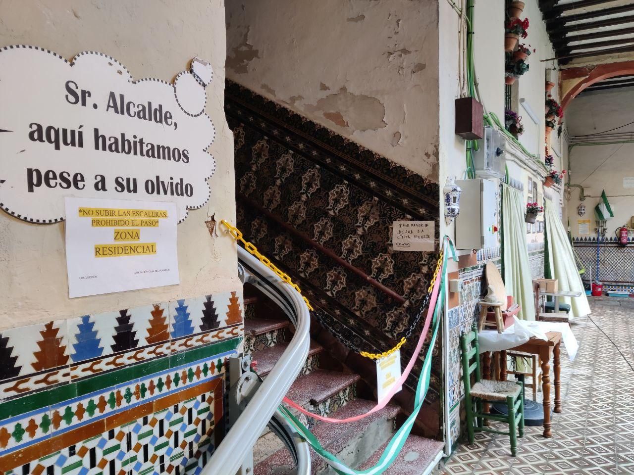 El Pumarejo se convirtió en casa de vecindad a raíz de sufrir un intento de expulsión de sus vecinas y vecinos por parte de una empresa hotelera en el año 2000