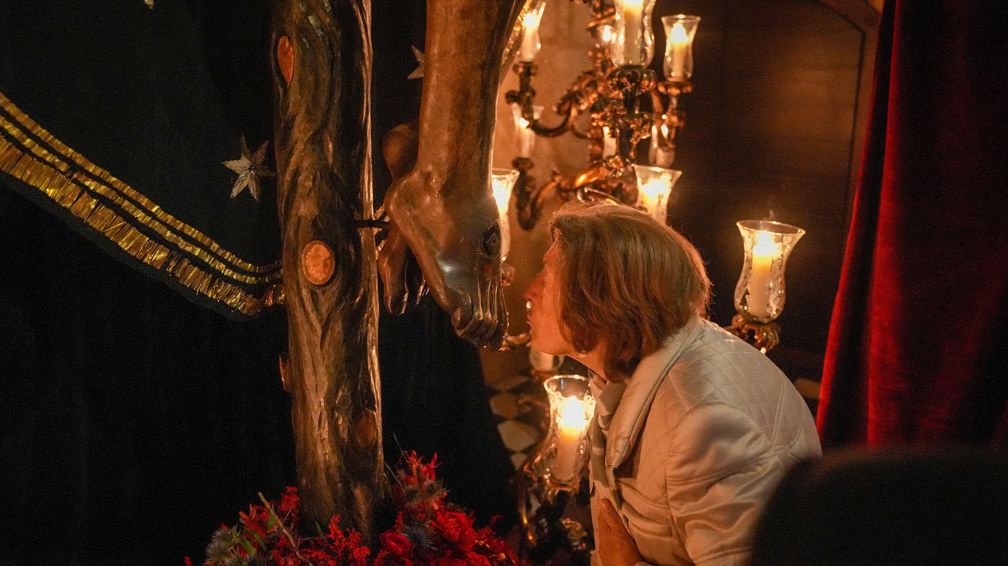 Los besapiés de Jesús Rescatado y del Cristo del Remedio de Ánimas, y el besamanos de Jesús, Divino Salvador, en su Prendimiento, en imágenes