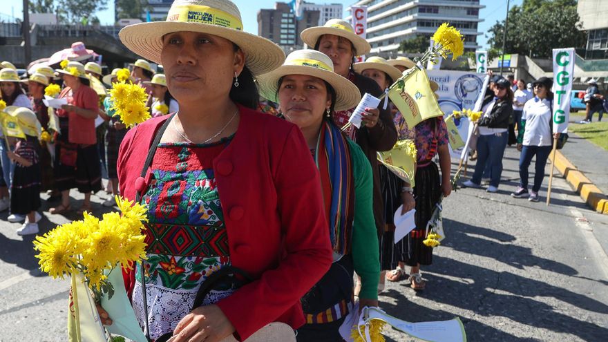 Mujeres guatemaltecas exigen justicia y el fin de la violencia en una marcha nacional