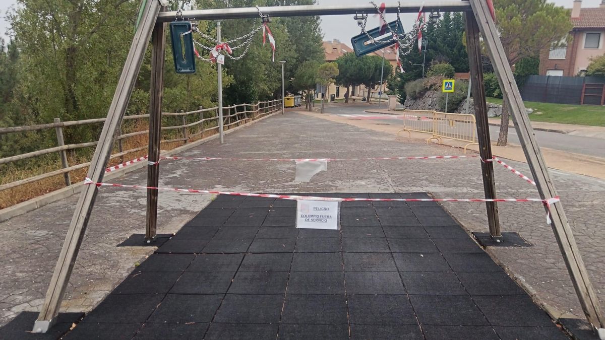El parque infantil de la urbanización del campo de golf de Sojuela, precintado por sus desperfectos