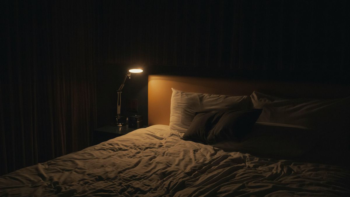 Cuántas veces es normal ir al baño por la noche, según una uróloga: “Hay que prestar atención al insomnio, ronquidos e hinchazón en las piernas”