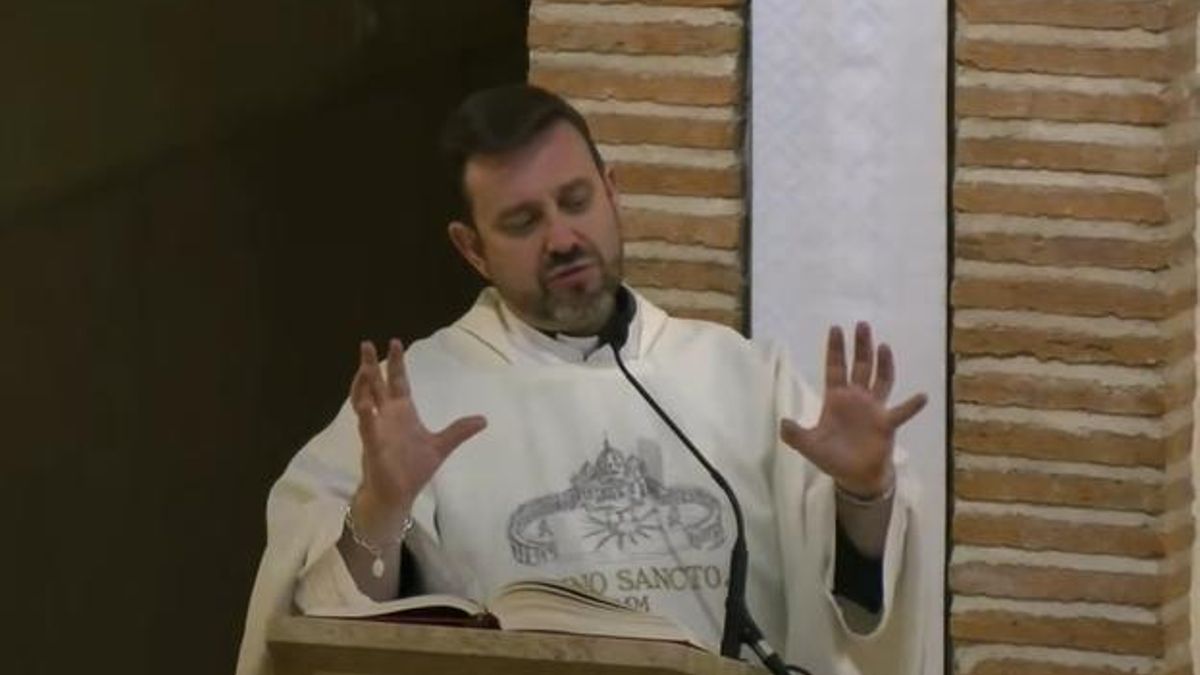 El cura de Valdepeñas vuelve a la carga: "Hoy sacan una bandera palestina los que no hace tanto vendían armas a Israel"