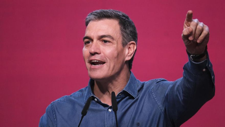 El presidente de España, Pedro Sánchez interviene este domingo durante el 15º Congreso del PSOE de Canarias, celebrado en el Espacio Magma en Adeje (Tenerife).