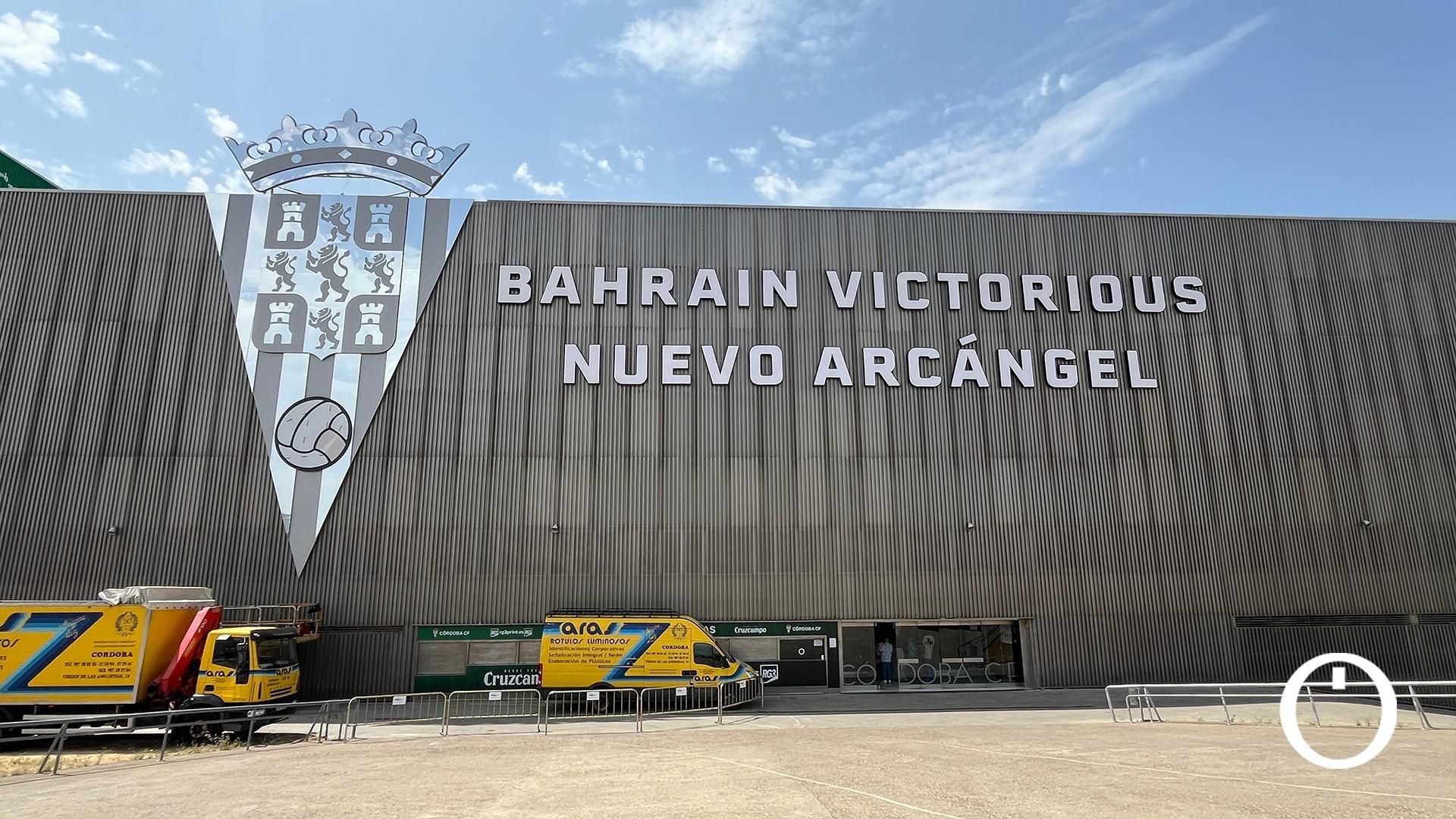 Escudo y luminoso completo en la fachada de El Arcángel
