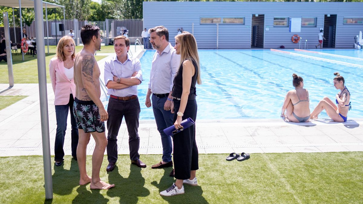 El alcalde Almeida, en la presentación de la temporada de piscinas este miércoles en Barajas