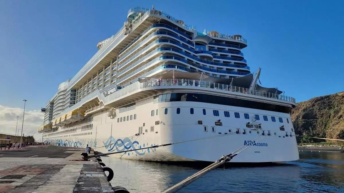 Imagen del  buque  de crucero 'Aida Cosma',  el pasado 20 de enero, en el puerto de Santa Cruz de Palma, el de mayor tonelaje que ha atracado en en la capital.