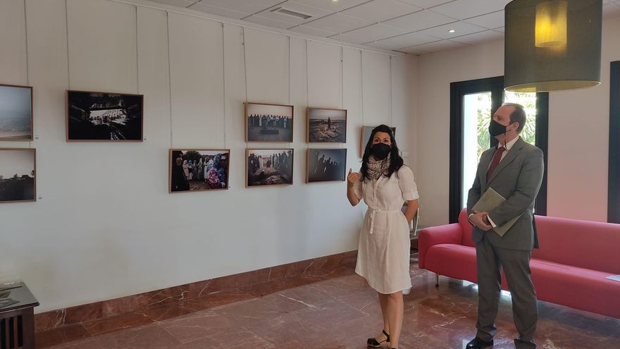 La comisaria de la muestra de Médicos del Mundo, Eliett Cabezas, junto al rector de la UNIA, José Ignacio García.