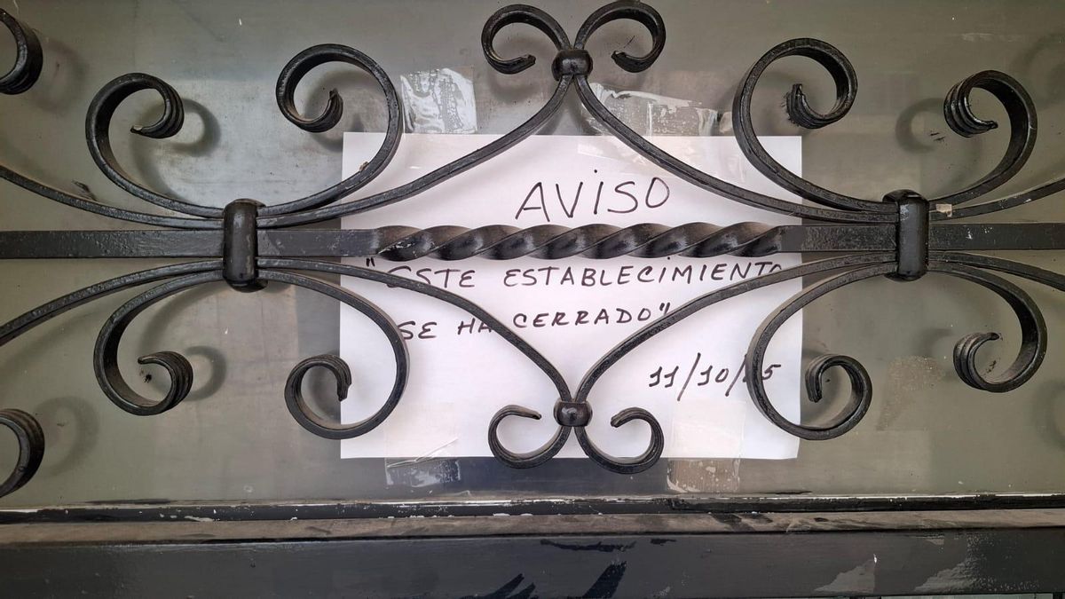 Cartel en la puerta del Casino, el último de los establecimientos hosteleros de Fuendetodos en cerrar sus puertas.