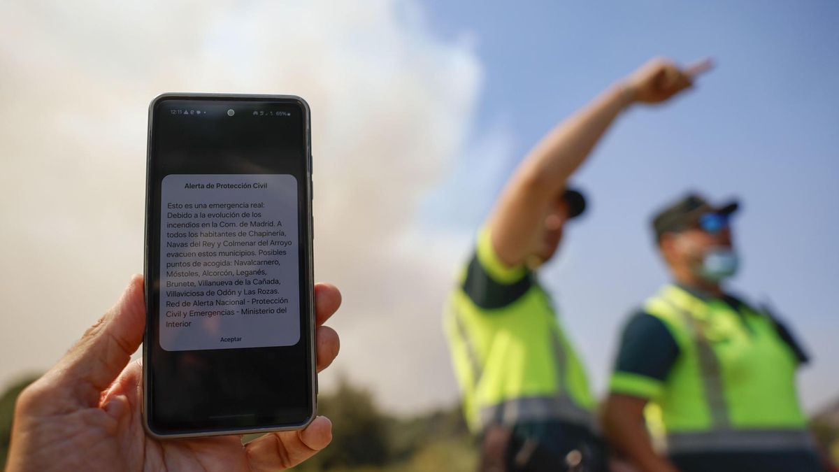 Detalle del mensaje de alerta de Protección Civil que ha llegado a los móviles de la zona afectada por el incendio, este viernes