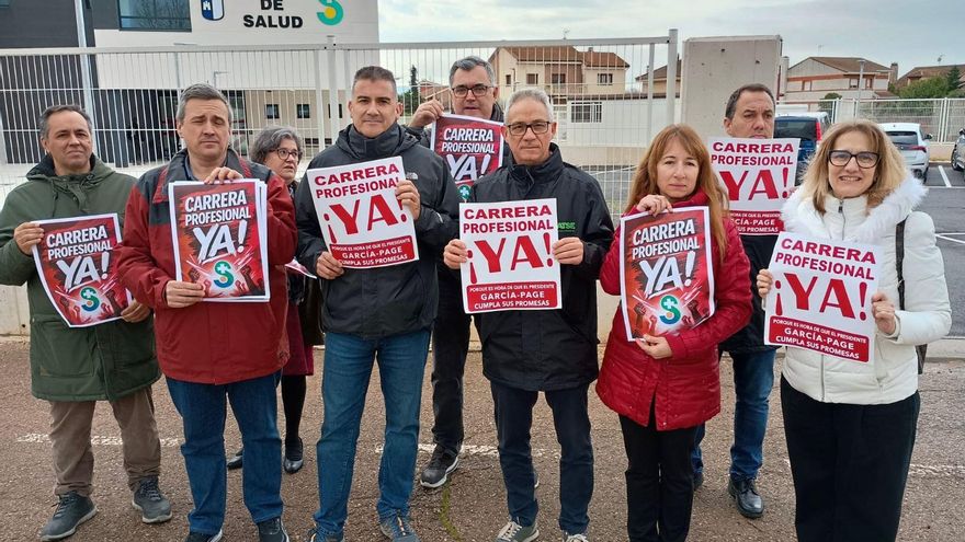 Concentración de trabajadores sanitarios en Guadalajara para exigir a Page que recupere la carrera profesional
