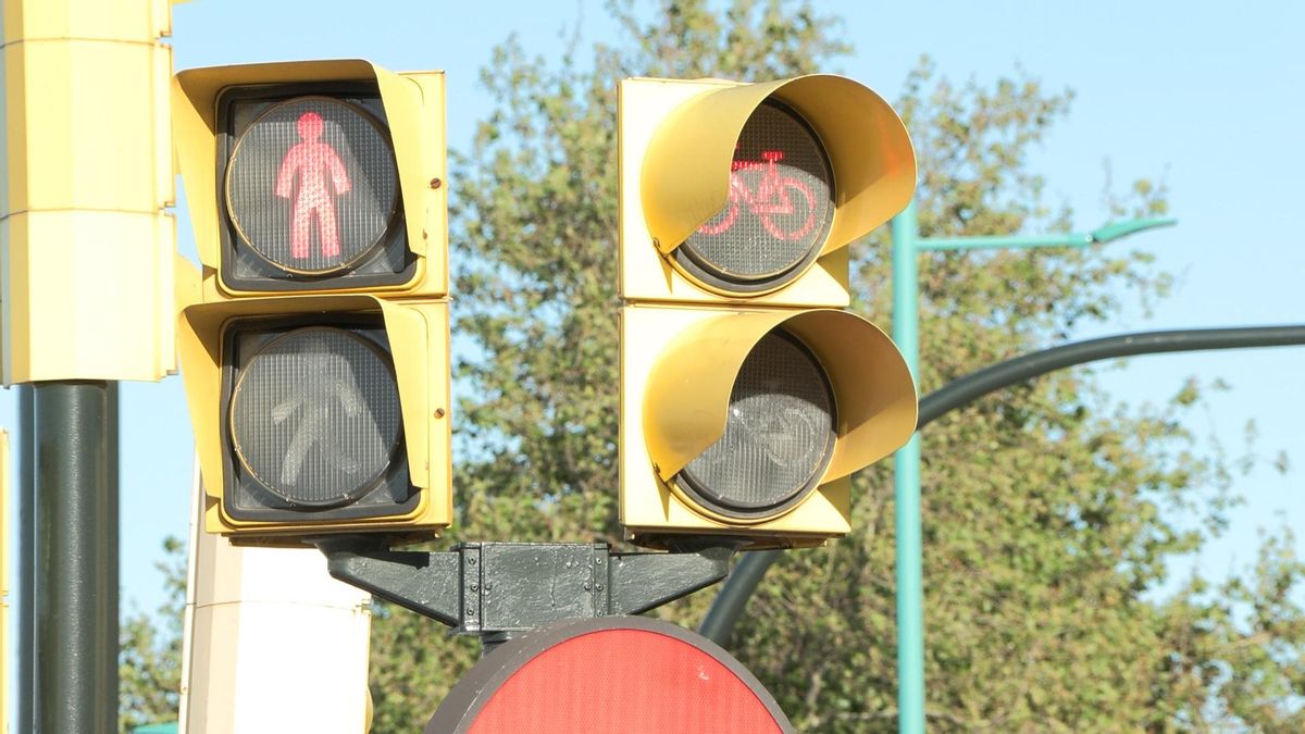 Semáforo en rojo para peatones y ciclistas.